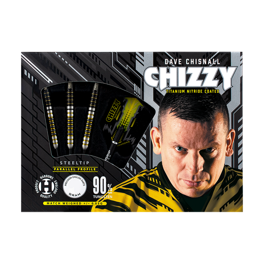 HAXXXXX_Harrows_Chizzy_Steeldarts_3 Das Bild zeigt die Verpackung der "Harrows Dave Chisnall Chizzy Steeldarts". Auf der Verpackung sind die Darts selbst sowie ein Bild eines Mannes und verschiedene Produktinformationen abgebildet.
