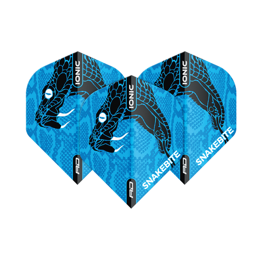 TF6569_Red_Dragon_Hardcore_Ionic_Snakebite_Blue_Head_Standard_Flights_1Lry6DaSb3K4zr Auf dem Bild sind drei blaue Dart-Flights mit einem schwarzen Schlangenkopf-Design zu sehen. Auf den Flights stehen die Worte „IONIC“ und „SNAKEBITE“.