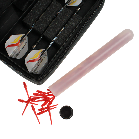 705_McDart_Tasche_Klein_6 Die Abbildung zeigt das Produkt "McDart Tasche Klein", in dem mehrere Dartpfeile sicher aufbewahrt werden. Daneben liegt ein Röhrchen mit vielen roten Spitzen.