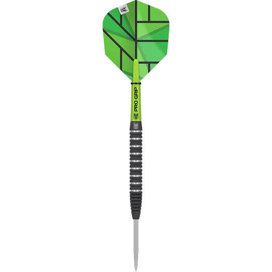 Das Bild zeigt einen einzelnen Target Yohkoh 02 Steeldart. Der Dart hat grüne und schwarze Elemente sowie einen auffälligen grünen Flight.