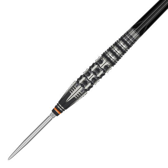 Das Bild zeigt einen Target Japan Black Marque Dancing Duck GEN 4 Steeldart. Der Dart hat ein auffälliges, schwarz-silbernes Design mit markanten Rillen für besseren Halt.