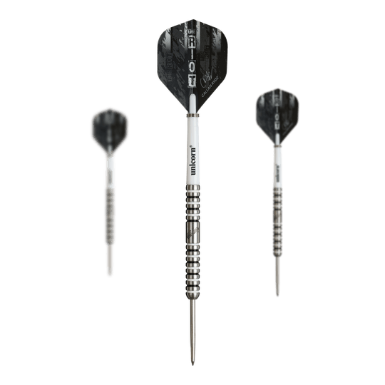 Unicorn Callan Rydz The Riot Phase 2 steel darts Das Bild zeigt drei Steeldarts des Produkts „Unicorn Callan Rydz The Riot Phase 2“. Die Darts haben silberne Spitzen, weiße Schäfte und schwarze Flights mit Aufschrift.