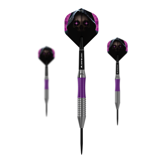 Mission Phantom Brass Steel Darts - 22g Das Bild zeigt drei Steeldarts des Produkts „Mission Phantom Brass Steeldarts - 22g“. Die Darts haben silberne und lila Griffe sowie Flights mit Totenkopf-Motiv und dunklem Hintergrund.