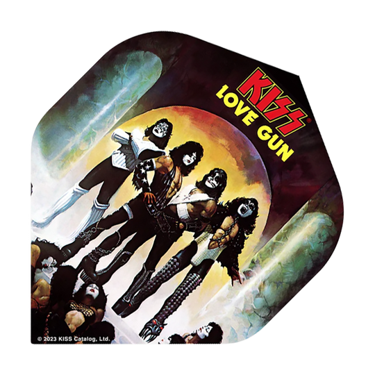 Das Bild zeigt ein Dart-Flügel mit dem Motiv des KISS-Albums „Love Gun“. Darauf sind die Bandmitglieder in ihren charakteristischen Kostümen abgebildet, und oben steht der Schriftzug „KISS LOVE GUN“.