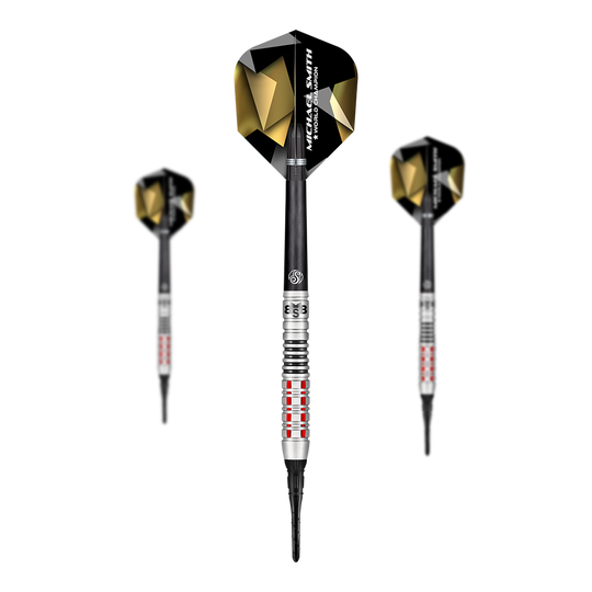 Shot Michael Smith Believe soft darts Auf dem Bild sind drei Softdarts mit schwarzen und goldenen Flights zu sehen. Auf einem der Flights steht der Name "Michael Smith" geschrieben.