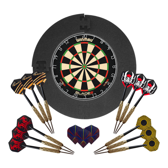 Hier ist das Winmau Blade 6 Bundle mit 12 McDart Steeldarts und schwarzem Catchring zu sehen. Das Set eignet sich für Dartsport-Fans.
