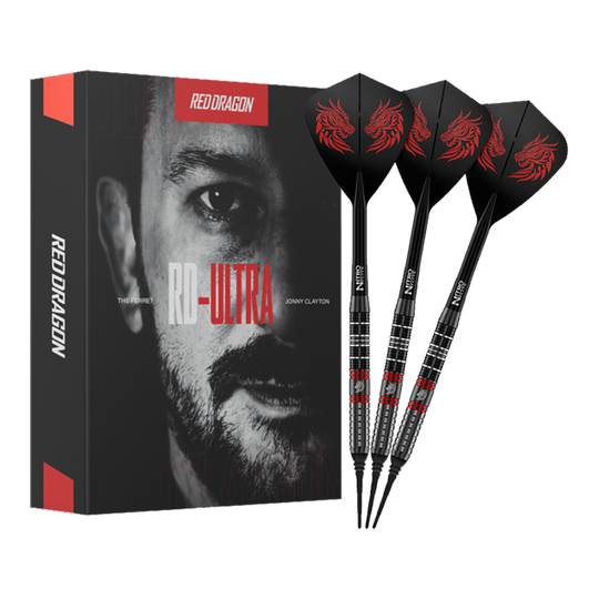 Red Dragon Jonny Clayton RD-ULTRA soft darts - 18g Zu sehen sind die Red Dragon Jonny Clayton RD-ULTRA Softdarts - 18g in voller Ansicht. Die Darts haben eine silberne Barrel, schwarze Details und leuchtende Flights.