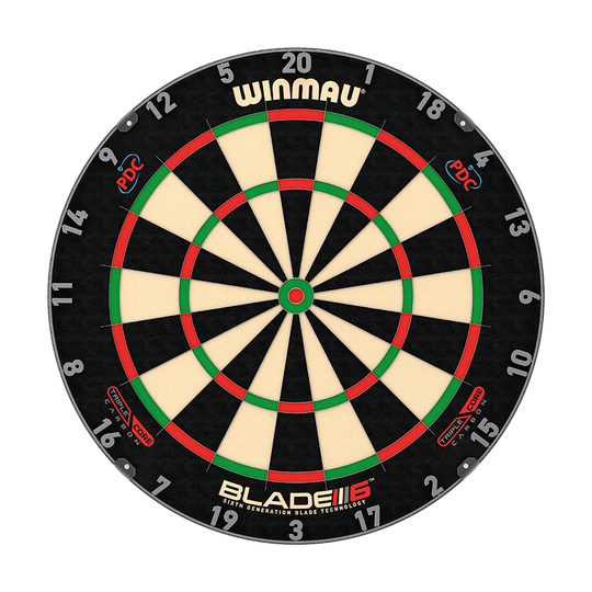 Winmau Blade 6 Triple Core Set with PDC Surround and 2 sets of darts Zu sehen ist das Winmau Blade 6 Triple Core Set mit PDC Surround und 2 Sets Darts. Das Bundle bietet eine Turnier-Dartscheibe mit schwarzem Surround und zwei Dart-Sets.