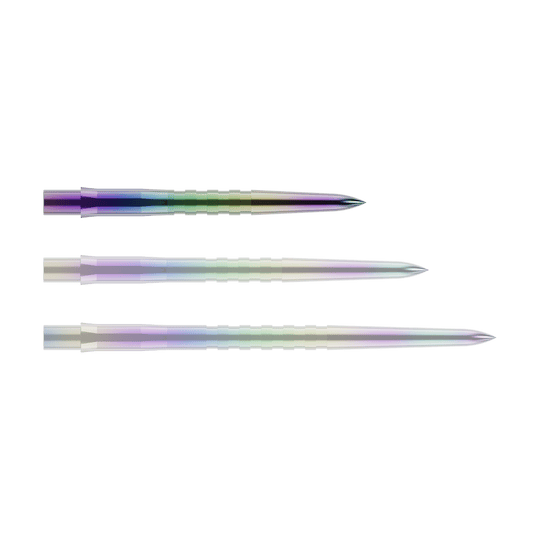 Das Bild zeigt drei bunte, metallische Dartspitzen in einer Reihe. Sie haben eine glatte Oberfläche mit leichten Rillen und glänzen in verschiedenen Farben.