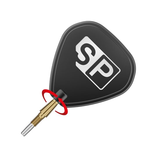 Target Swiss Point Storm Surge steel dart tips - gold Auf dem Bild ist eine goldene Dartspitze mit einem schwarzen Flight zu sehen, auf dem die Buchstaben "SP" abgebildet sind. Um die Spitze ist ein roter Pfeil, der eine Drehbewegung anzeigt.