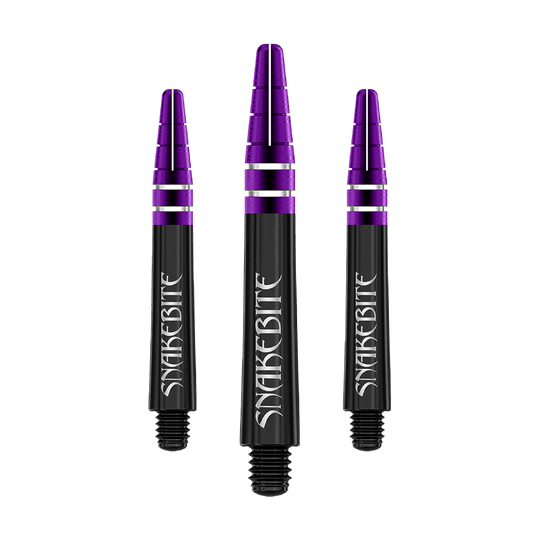 C697_Red_Dragon_Nitrotech_Peter_Wright_Black_Shafts_36mm_1 Das Bild zeigt drei schwarze Dartschäfte mit lilafarbenen und silbernen Akzenten. Auf den Schäften steht das Wort "Snakebite" in weißer Schrift.