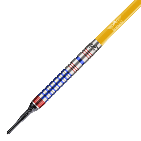 Bulls NL Ricky Evans Rapid Edition One Soft Darts - 20g Dies ist ein Softdart aus der Serie "Bulls NL Ricky Evans Rapid Edition One" mit einem Gewicht von 20g. Der Dart hat einen silbernen Schaft mit blauen und roten Ringen sowie einen gelben Flight.
