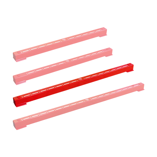 Das Bild zeigt vier rote Metallleisten des Produkts "Bulls Oky Metall Oche". Sie sind mit weißen Markierungen versehen und werden beim Darts als Wurflinie verwendet.