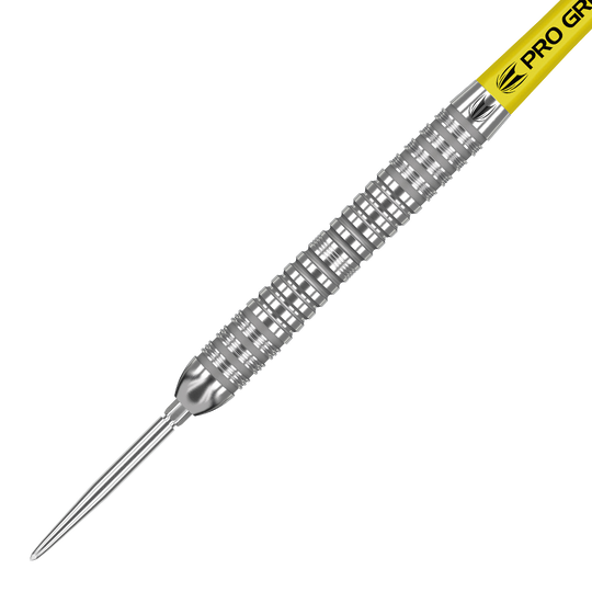 190060_Target_Bolide_04_Swiss_Point_Steeldarts_2 Das Bild zeigt einen Target Bolide 04 Swiss Point Steeldart. Der Dart ist silberfarben mit einem gelben Schaft und einem geriffelten Griffbereich.
