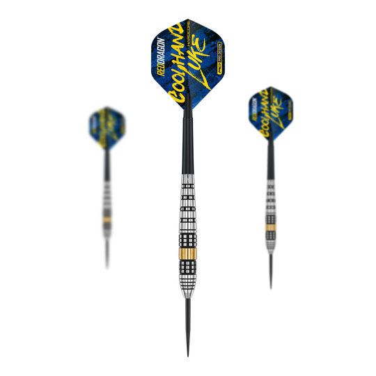 Red Dragon Luke Humphries Brass Steel Darts - 21 g Red Dragon Luke Humphries Brass Steeldarts - 21 g ist ein Set von Dartpfeilen. Das Bild präsentiert das komplette Set aus mehreren Pfeilen.