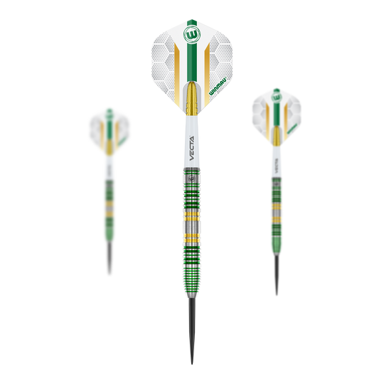 Winmau Xenon Steeldarts Das Bild zeigt drei Winmau Xenon Steeldarts mit weiß-grünen Flights und gestreiften Schäften. Die Darts haben goldene, grüne und silberne Akzente.