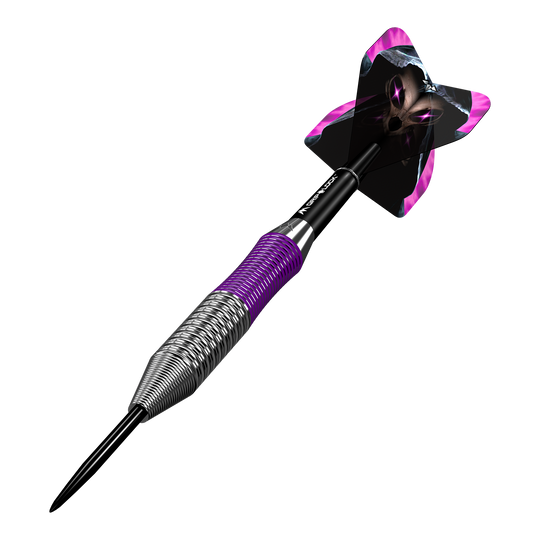 Mission Phantom Brass Steel Darts - 22g Dies ist ein Mission Phantom Brass Steeldart mit einem Gewicht von 22 Gramm. Der Dart hat ein metallisches Griffstück mit lila Akzenten und einen auffälligen Flight mit einem schwarzen und lila Design.
