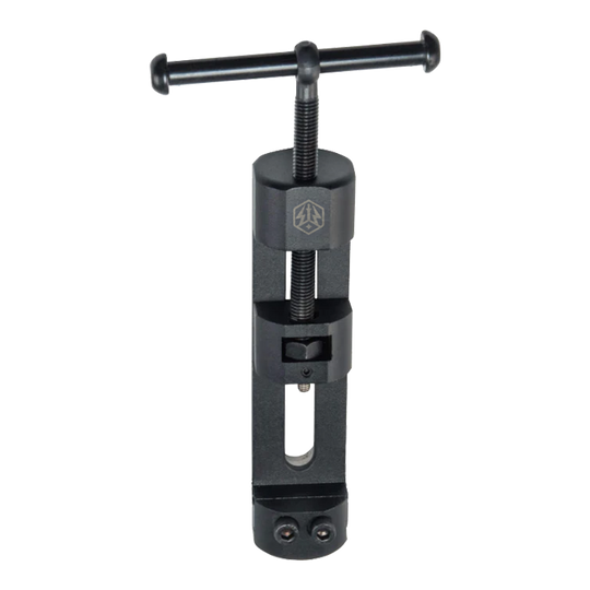 Caliburn Professional Darts Repointing Tool - Tip Changer Das Bild präsentiert das Caliburn Professional Darts Repointing Tool - Spitzenwechsler. Dieses Produkt erleichtert den Austausch von Dartspitzen.
