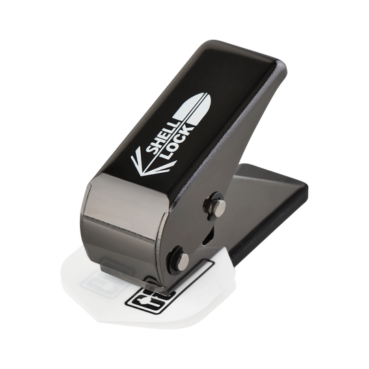 Das Bild zeigt den "L-Style One80 Shell Lock Punch Flightlocher". Dieses Gerät wird verwendet, um Löcher in Dart-Flights zu stanzen.