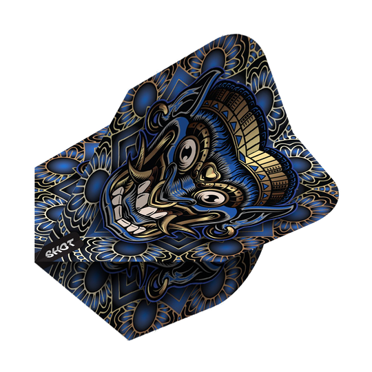Shot Tribal Weapon Java No6 Flights Das Bild zeigt ein Dartflight mit einem auffälligen Tribal-Design in Blau, Gold und Schwarz. In der Mitte ist ein stilisierter, maskenartiger Kopf mit vielen Details zu sehen.