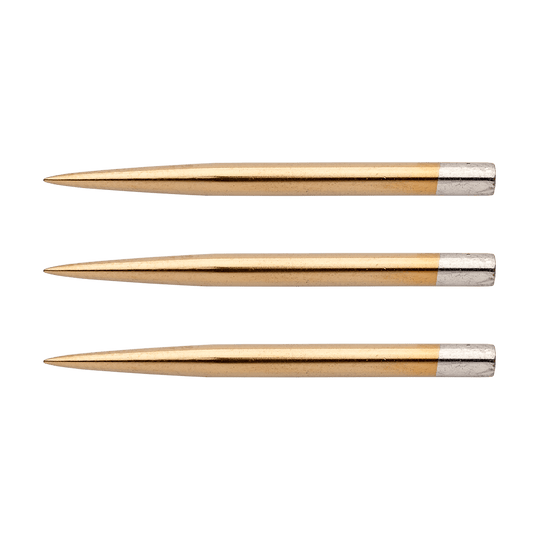 8377_Winmau_Gold_Nitrid_Coated_Steeldart_Spitzen_32mm_1 Das Bild zeigt drei goldfarbene Winmau Gold Nitrid beschichtete Steeldart Spitzen mit einer Länge von 32 mm. Die Spitzen sind schlank und haben am hinteren Ende einen silbernen Abschnitt.