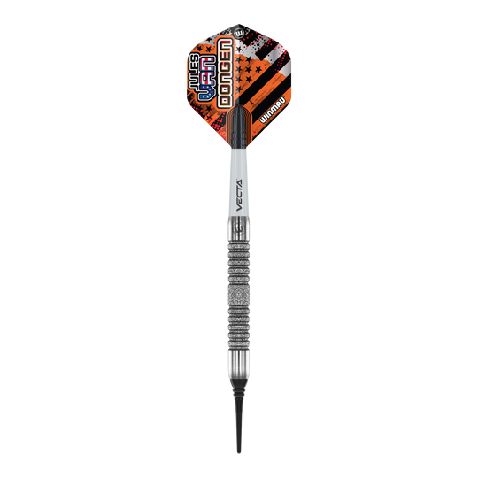 Winmau Jules Van Dongen soft darts - 20g Das Bild zeigt einen Winmau Jules Van Dongen Softdart mit einem Gewicht von 20 Gramm. Der Dartpfeil hat ein auffälliges Flight-Design in Orange, Schwarz und Weiß mit dem Namen des Spielers darauf.