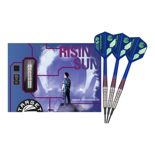 Target Japan Haruki Muramatsu Rising Sun GEN9 2BA Soft Darts - 21.5g Das Bild zeigt das Produkt "Target Japan Haruki Muramatsu Rising Sun GEN9 2BA Softdarts - 21,5g" mit einer farbigen Verpackung und drei blauen Softdarts. Auf der Verpackung ist eine Person abgebildet und der Schriftzug "Rising Sun" deutlich zu sehen.