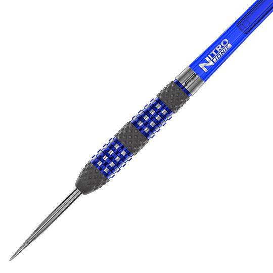 RD2561_Red_Dragon_Luke_Humphries_TX2_Atomized_Steeldarts_2 Das Bild zeigt einen modernen Dartpfeil mit einer blauen und silbernen Griffzone. Der Schaft ist ebenfalls blau und trägt die Aufschrift "Nitro Ionic".