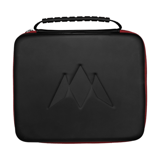 Mission Luxor Dart Wallet Dies ist eine schwarze Tragetasche mit rotem Reißverschluss und einem geprägten Logo auf der Vorderseite. Oben befindet sich ein Griff, um die Tasche leicht zu tragen.