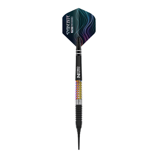Das Bild zeigt einen Red Dragon Peter Wright Corra Softdart mit einem Gewicht von 18 Gramm. Der Dart hat bunte Griffbereiche und einen schwarz-blauen Flight mit dem Aufdruck "Snakesbite".