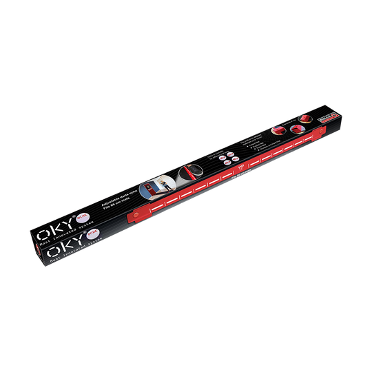 Das Bild zeigt das Produkt "Bulls Oky Metall Oche" in seiner Verpackung. Es handelt sich um eine Metall-Abwurflinie für Darts, die in Schwarz und Rot gestaltet ist.