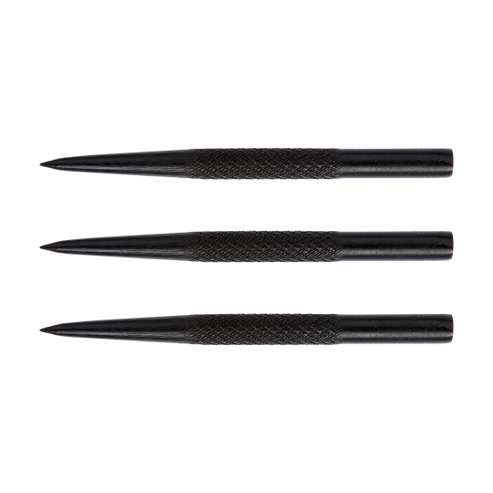 Das Bild zeigt drei schwarze, geriffelte Steeldart-Spitzen der Marke Winmau mit einer Länge von 32 mm. Sie sind in einer Reihe nebeneinander angeordnet und haben eine scharfe Spitze.
