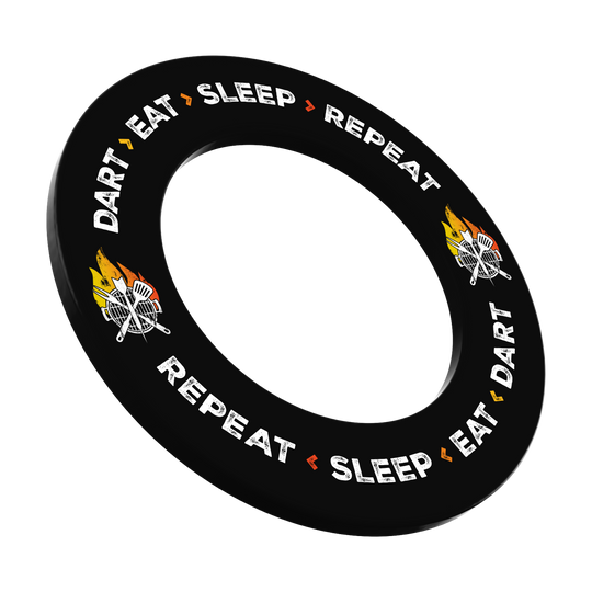 Dieses Bild zeigt MSF-I1_McDart_Dartboard_Surround_Dart_Eat_Sleep_Repeat_Schwarz_1. Es stellt die Form und Gestaltung des Produkts dar.
