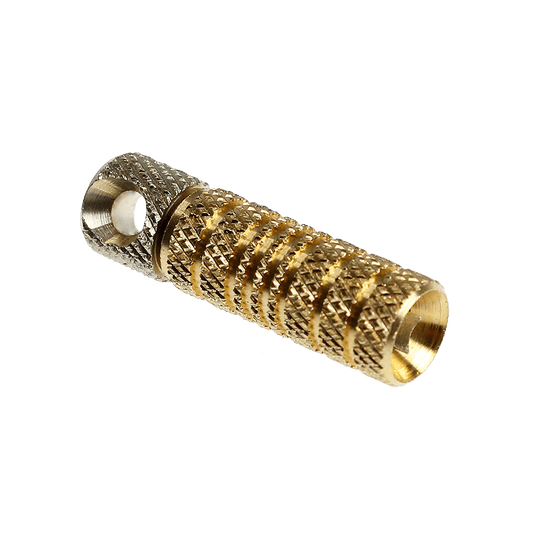 McDart Shaftrestentferner Das Bild zeigt den McDart Shaftrestentferner. Es handelt sich um ein kleines, metallisches Werkzeug zum Entfernen abgebrochener Shafts bei Dartpfeilen.