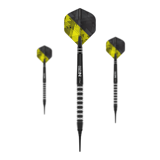 Das Bild zeigt drei Red Dragon Razor Edge Elite Softdarts mit einem Gewicht von 20g. Die Darts haben schwarze und silberne Griffe sowie gelb-schwarze Flights.
