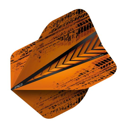 Dieses Bild zeigt einen orangenen Dart-Flügel mit schwarzen, diagonalen Mustern und einem Pfeil-Design in der Mitte. Das Produkt heißt "Red Dragon Hardcore Radical Orange Standard Flights".