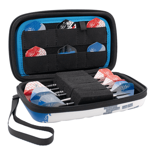 Bulls Orbis XL Martin Schindler dart case Das Bild zeigt das Bulls Orbis XL Martin Schindler Dartcase, das geöffnet ist. Im Inneren sind mehrere Darts und Ersatz-Flights ordentlich verstaut.