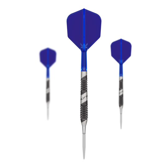 Target 975 Ultra Marine 02 Swiss Point Steel Darts Das Bild zeigt drei Steeldarts des Produkts "Target 975 Ultra Marine 02 Swiss Point". Die Darts haben blaue Flights und silber-schwarze Barrels mit einem strukturierten Griff.