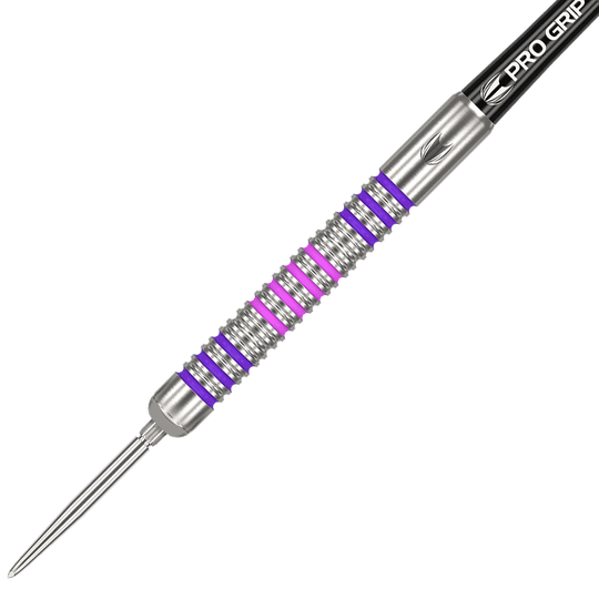 Das Bild zeigt einen Target Eleanor Cairns GEN1 Swiss Point Steeldart mit einem Gewicht von 24g. Der Dart hat einen silbernen Barrel mit violetten und pinken Ringen sowie einer "Pro Grip" Beschriftung auf dem Schaft.