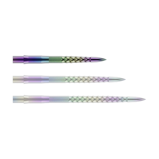 Auf dem Bild sind drei bunte Steeldartspitzen mit einem geriffelten und gewellten Muster zu sehen. Sie liegen parallel nebeneinander auf einem grünen Hintergrund.