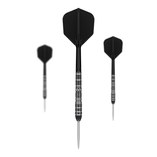 Target Black Marque Dragon 3 Swiss Point Steeldarts Das Bild zeigt drei Target Black Marque Dragon 3 Swiss Point Steeldarts mit schwarzen Flights. Die Darts haben silberne Spitzen und einen strukturierten, silber-schwarzen Griff.
