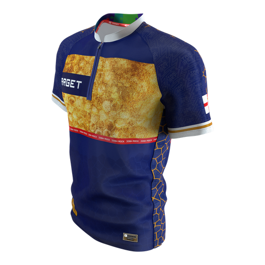 Abgebildet ist das Target Coolplay Josh Rock Dartshirt 2025. Das Dartshirt ist für Fans und Spieler geeignet.