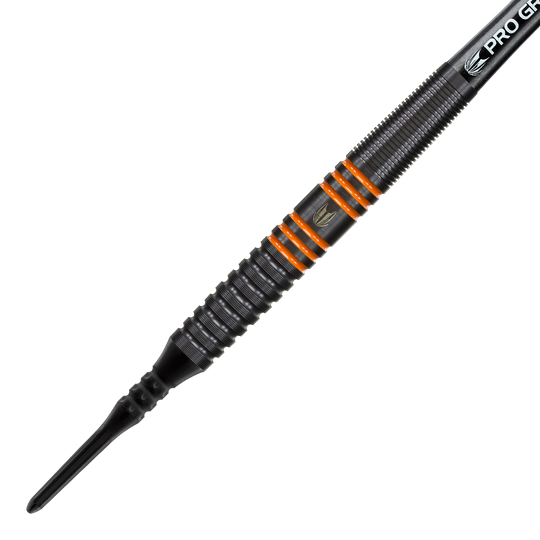 100153-Target-RVB-80-Black-Tungsten-Softdarts-2 Das Bild zeigt einen Target RVB 80% Black Tungsten Softdart. Der Dart ist schwarz mit orangenen Ringakzenten und hat eine strukturierte Griffoberfläche.