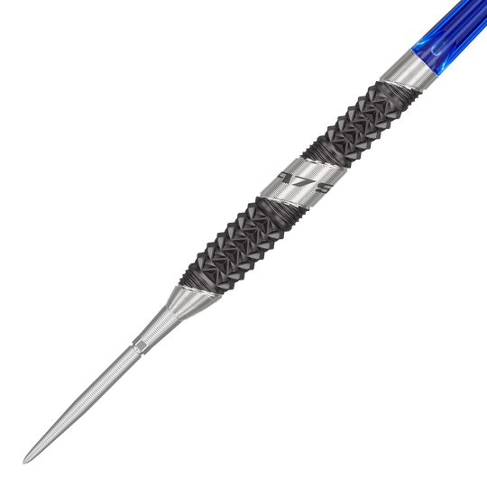 Target 975 Ultra Marine 02 Swiss Point Steel Darts Das Bild zeigt einen Target 975 Ultra Marine 02 Swiss Point Steeldart. Der Dart hat eine silberne Spitze, einen schwarzen, strukturierten Griffbereich und einen blauen Schaft.