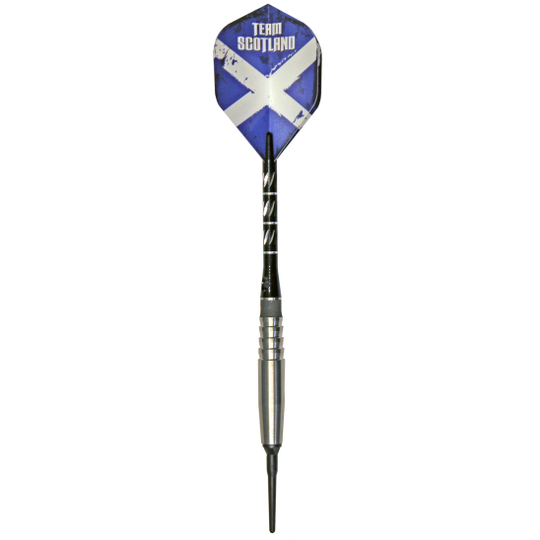 Auf dem Bild ist ein Softdart der Marke McDart 90% Series, Modell 4, mit einem Gewicht von 18g zu sehen. Die Dartflügel sind blau mit einem weißen Kreuz und der Aufschrift "Team Scotland" gestaltet.