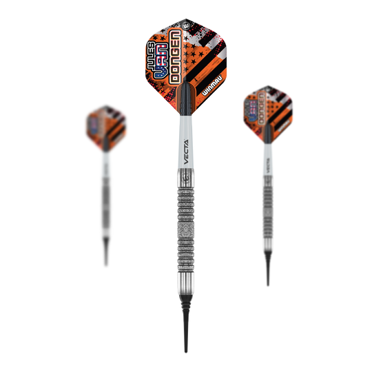 Winmau Jules Van Dongen soft darts - 20g Das Bild zeigt drei Winmau Jules Van Dongen Softdarts mit einem Gewicht von 20g. Die Darts haben auffällige, orange-schwarze Flights und eine silberne, geriffelte Griffzone.