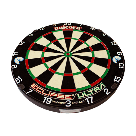 Unicorn Eclipse Ultra steel dartboard Das Bild zeigt eine Unicorn Eclipse Ultra Steeldartboard. Die Dartscheibe hat ein klassisches Design mit schwarzen, weißen, roten und grünen Feldern sowie klaren Zahlen.
