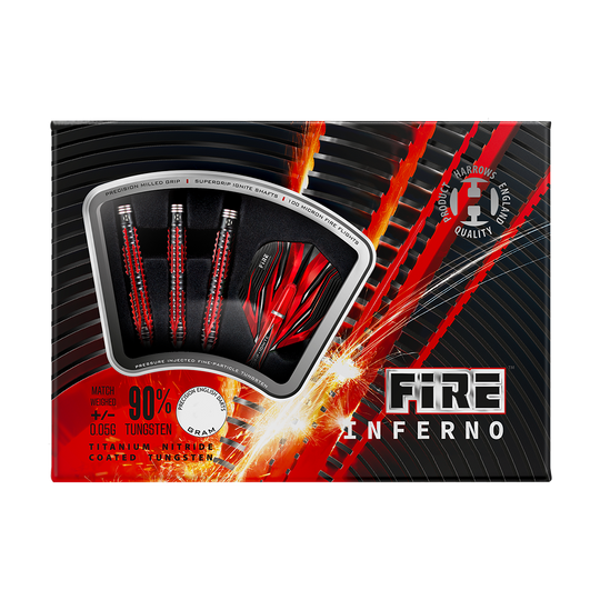 HA26999_Harrows_Fire_Inferno_Steeldarts_3 Das Bild zeigt eine Packung der "Harrows Fire Inferno Steeldarts". Die Verpackung ist auffällig in Schwarz und Rot gestaltet und enthält drei Darts mit roten Akzenten.