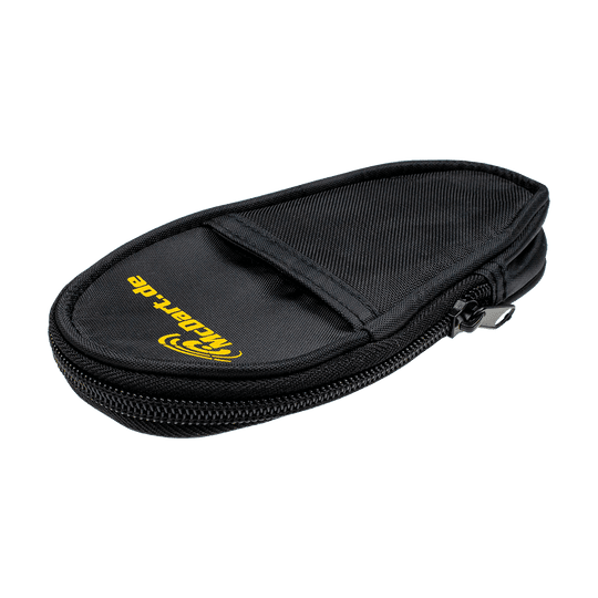 723_McDart_Slim_Case_Darttasche_Schwarz_3 Die Abbildung zeigt das Produkt "McDart Slim Case Darttasche - Schwarz". Die schwarze Darttasche hat einen Reißverschluss und ein gelbes Logo auf der Vorderseite.