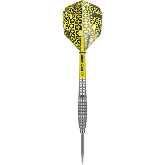 Das Bild zeigt einen Target Bolide 05 Swiss Point Steeldart. Der Dartpfeil hat eine gelbe Flight mit schwarzem Muster und einen silbernen, strukturierten Schaft.